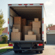 Camion de déménagement dans une banlieue avec meubles et cartons