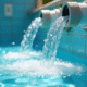 Eau s'écoulant d'une filtration de piscine avec sable visible